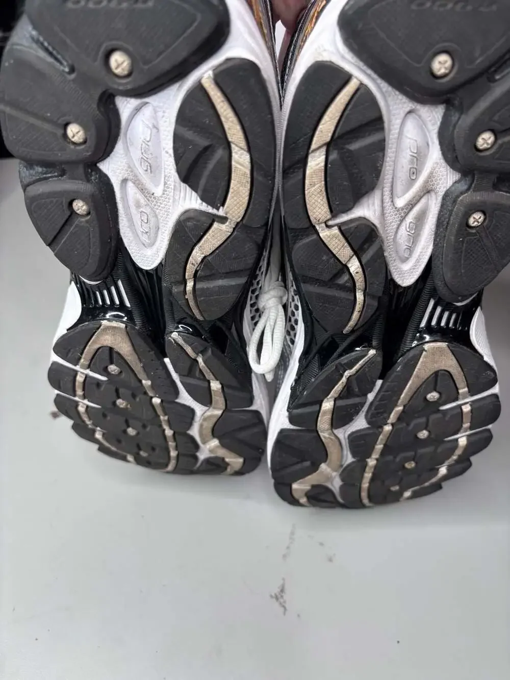 Saucony ProGrid Omni 9 Running Sneakers in Silver and Gold size13